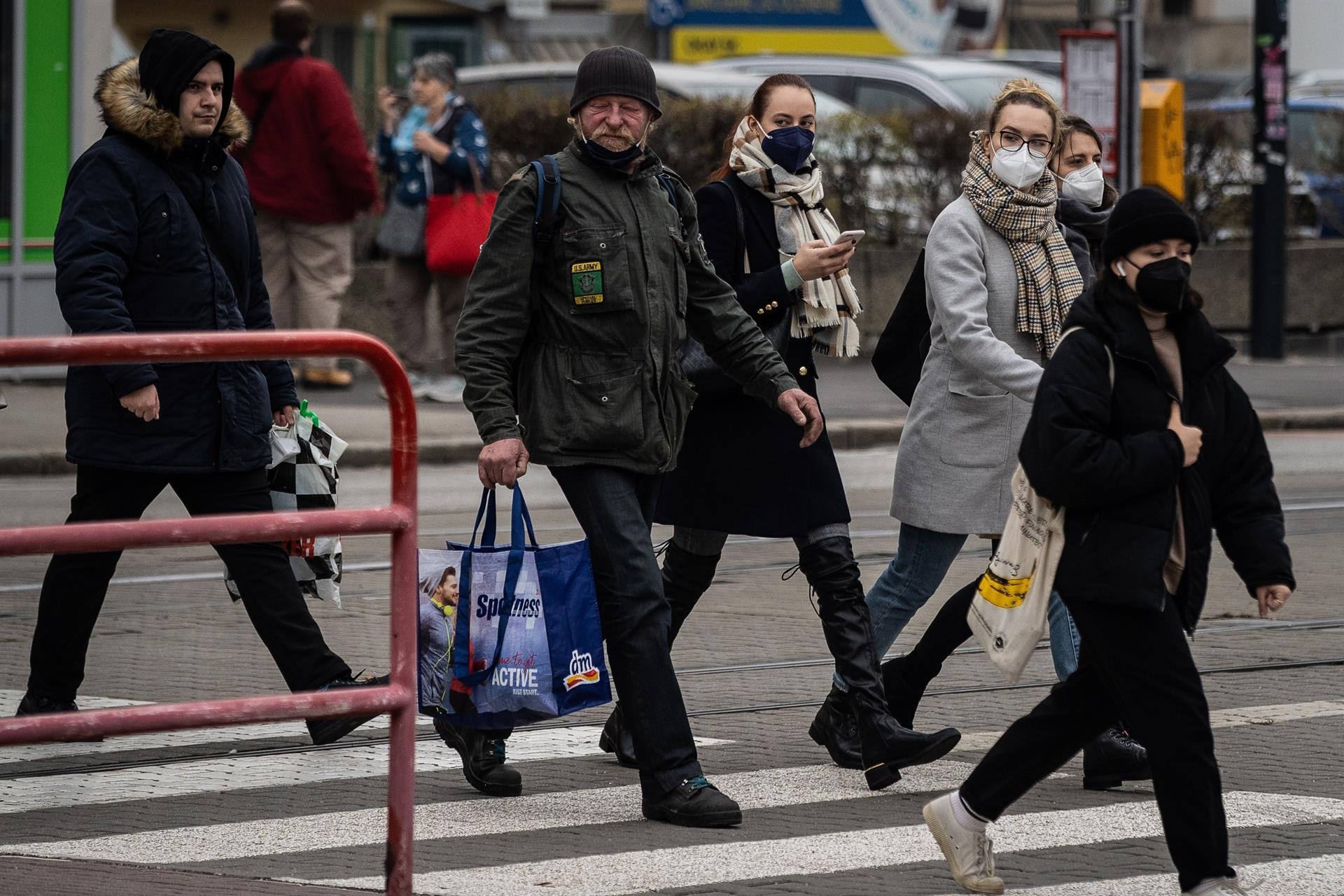 OMS urge a buscar a los no vacunados para pedirles que se inmunicen OMS urge a buscar a los no vacunados para pedirles que se inmunicen