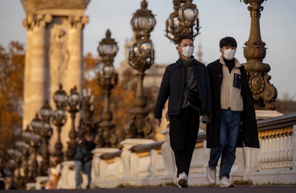 OMS atribuye repunte de COVID-19 en Europa a excesiva relajación de vacunados - transeuntes-en-francia-durante-pandemia-de-covid-19-1024x668