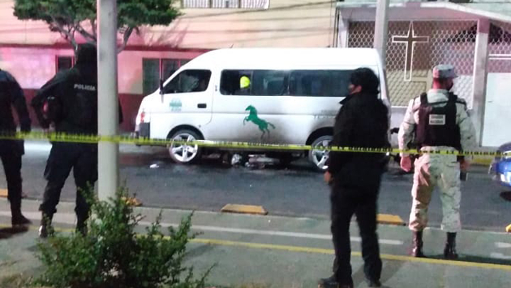 #Video Chofer de combi arrastra moto en Neza para evitar asalto; terminó golpeado - unidad-de-transporte-publico-que-arrastro-motocicleta