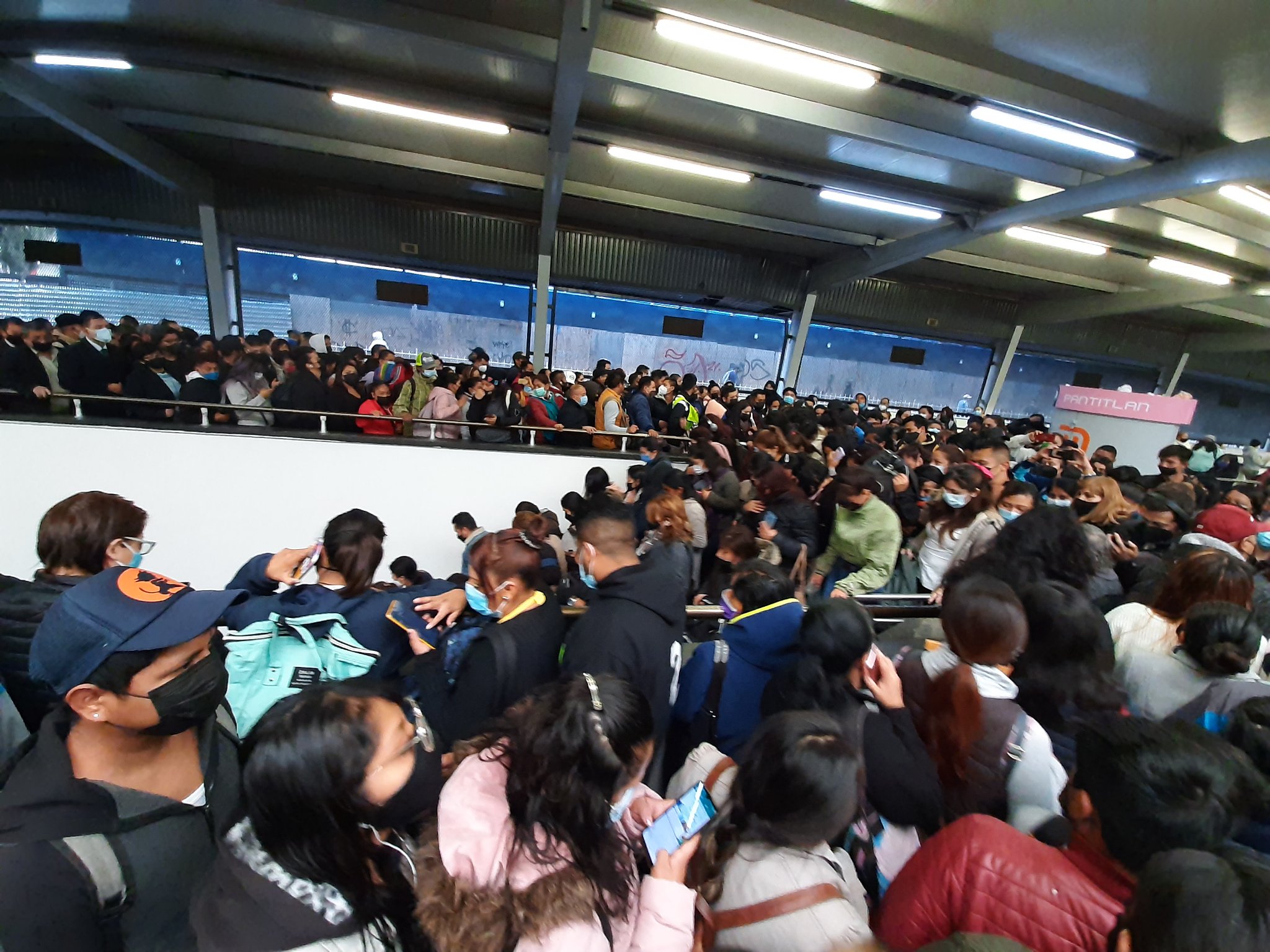 Metro restablece servicio en toda la Línea 9