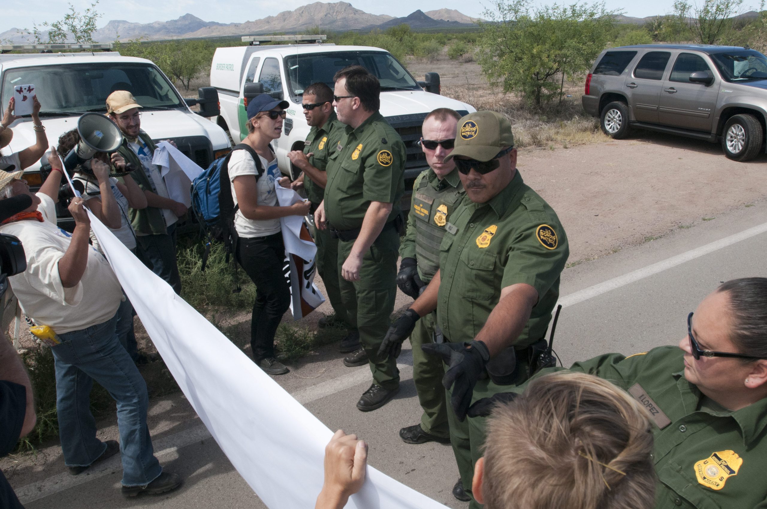 Agentes fronterizos se resisten a vacunarse; activistas protestan