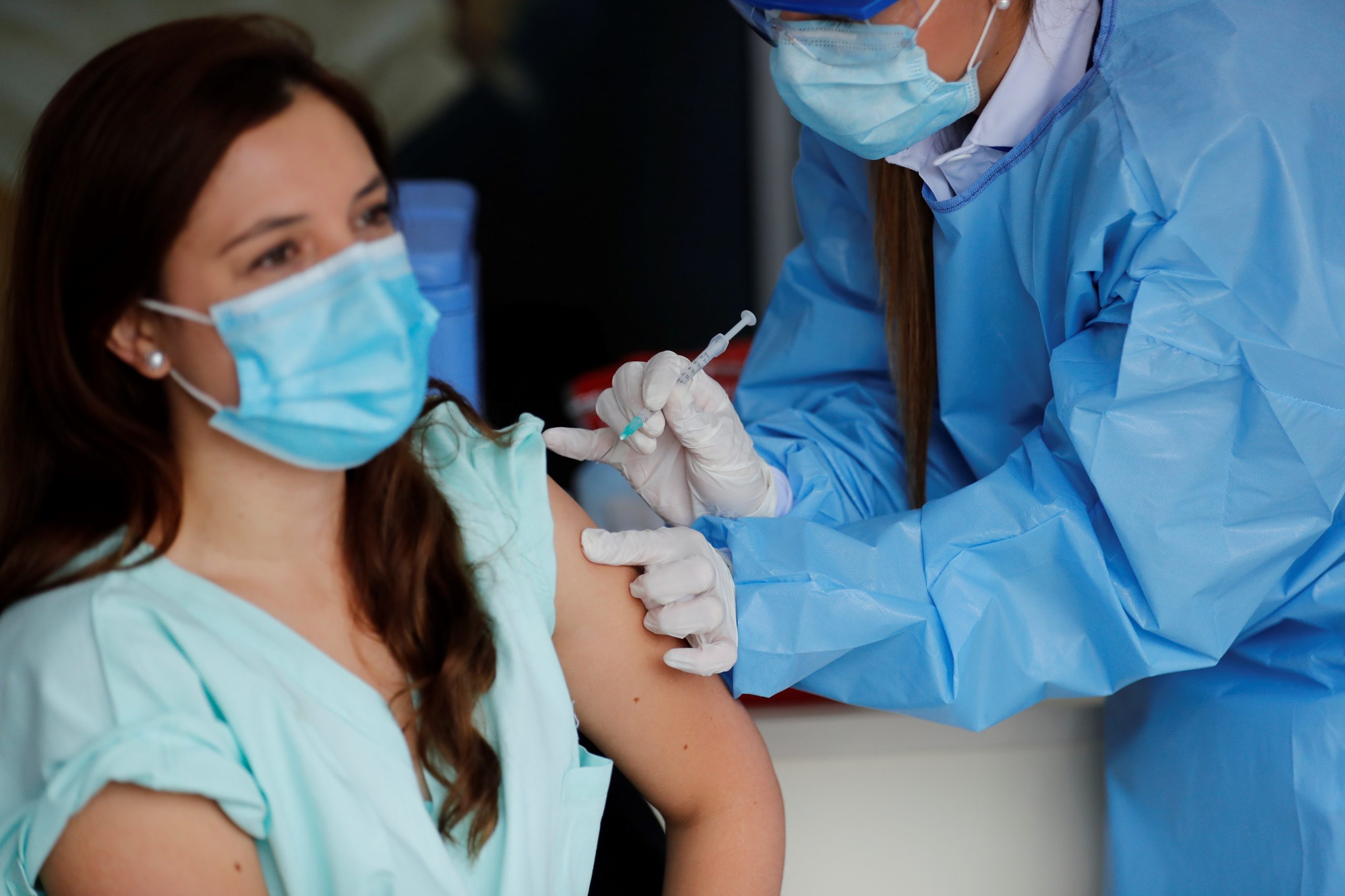 EE.UU. pide a todos los adultos ponerse refuerzo de vacuna ante ómicron