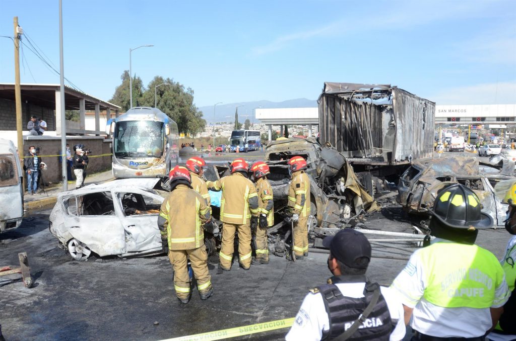 Identificarán con pruebas de ADN a víctimas de la México-Puebla - vehiculos-implicados-en-accidente-sobre-la-mexico-puebla-que-dejo-19-muertos-1024x678