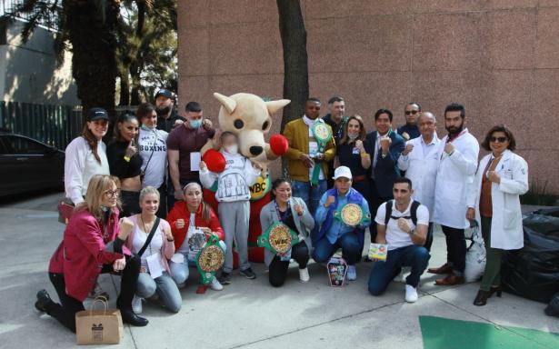 Boxeadores visitan a niños hospitalizados en La Raza y les regalan juguetes