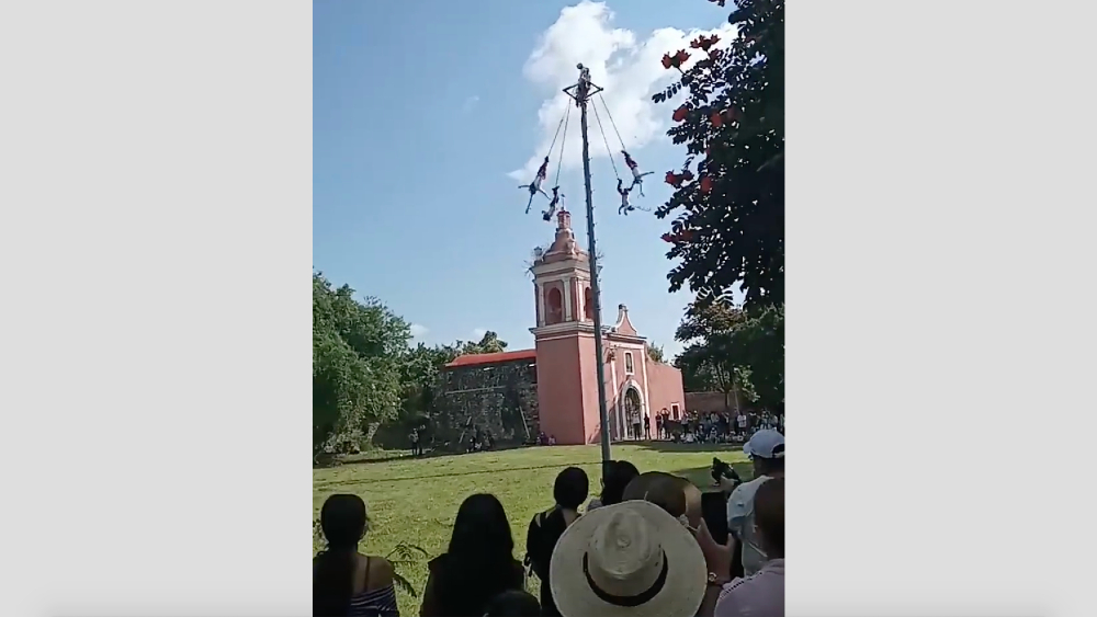 #Video Cae volador de Papantla durante festejo en Puebla #Video Cae volador de Papantla durante festejo en Puebla