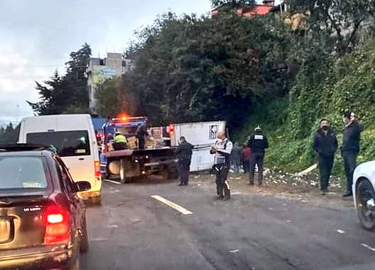 Volcadura complica tránsito sobre la carretera México-Toluca