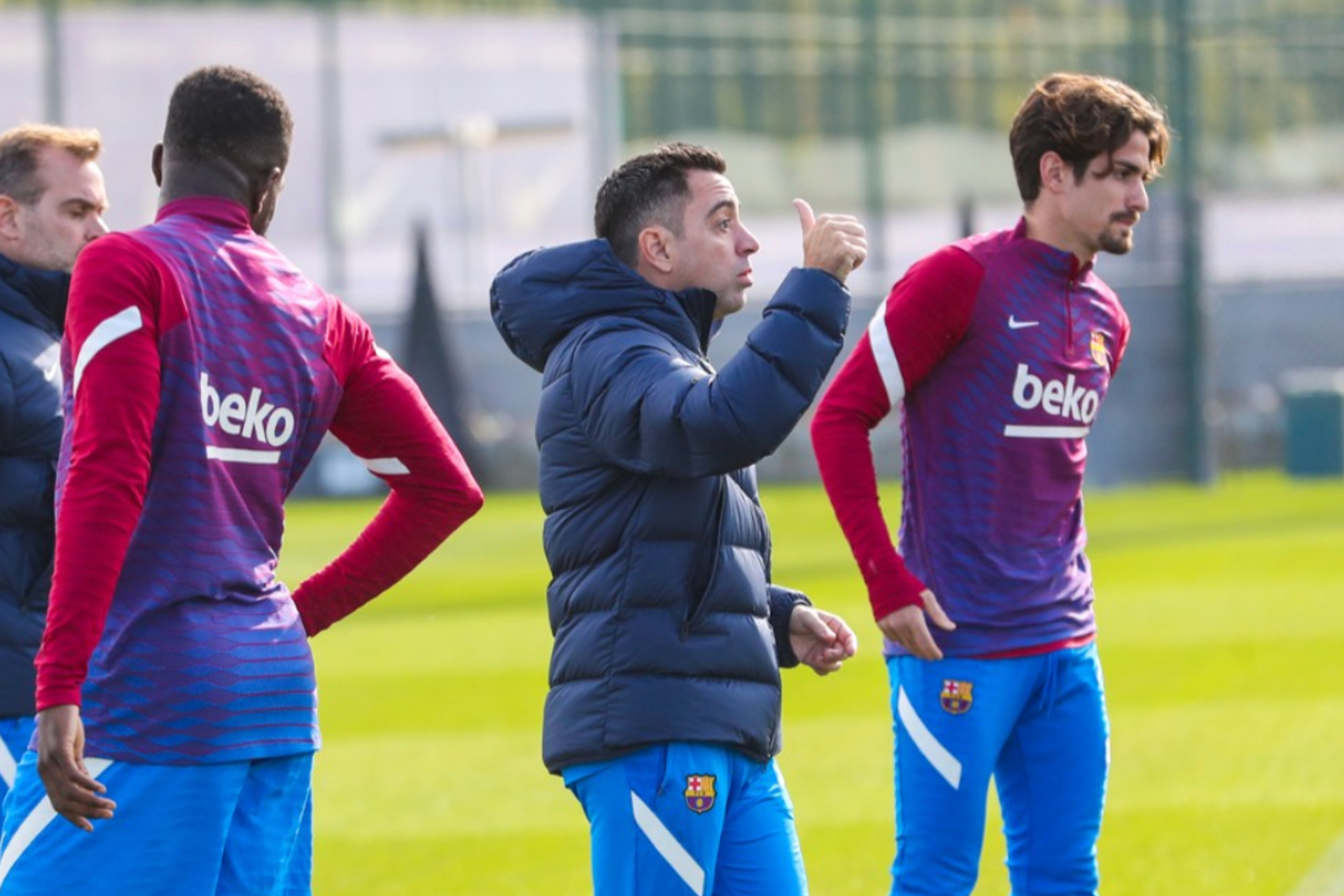 Xavi dirige su primer entrenamiento con el Barcelona, casi en familia
