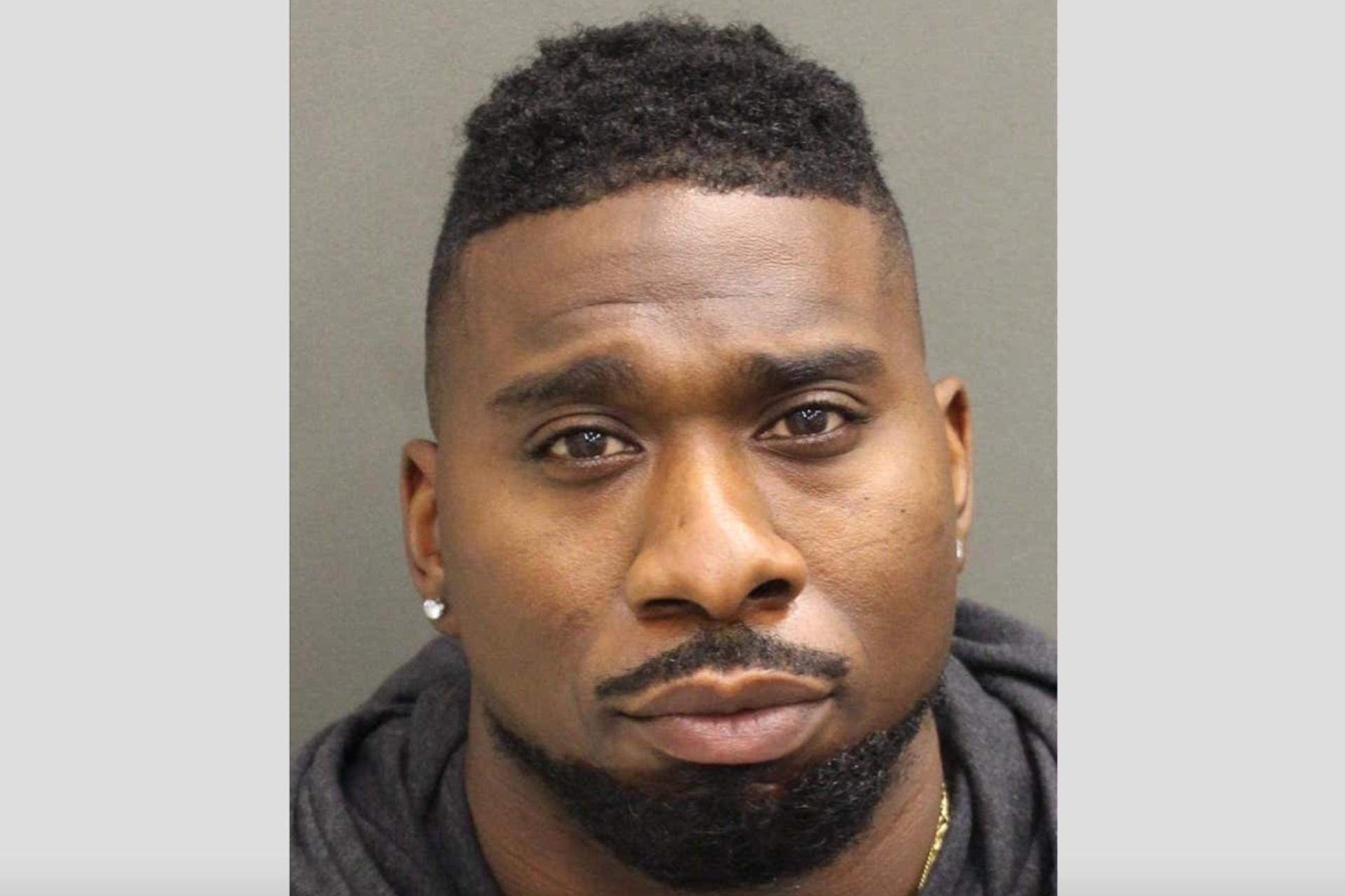 Detienen a exjugador de futbol americano tras golpear a madre de su hijo Detienen a exjugador de futbol americano tras golpear a madre de su hijo