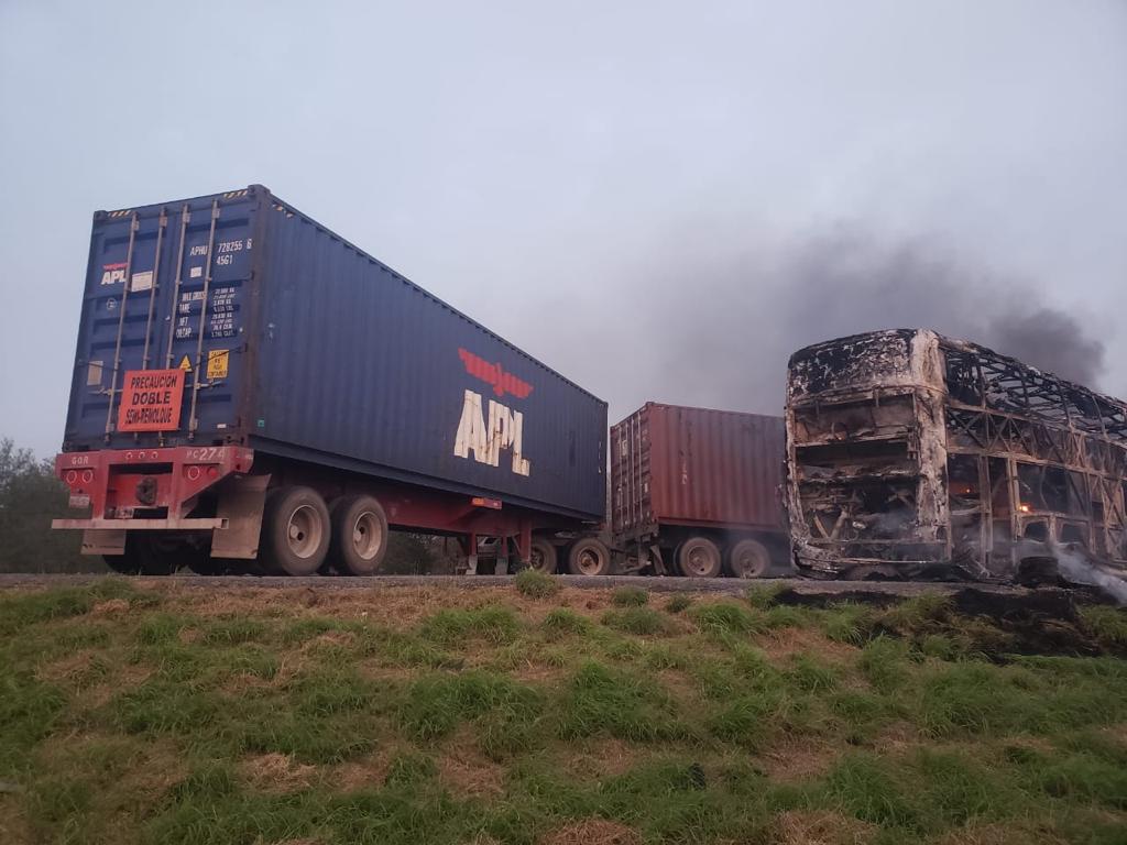 #Video Choque deja cinco calcinados y 14 heridos en Tamaulipas