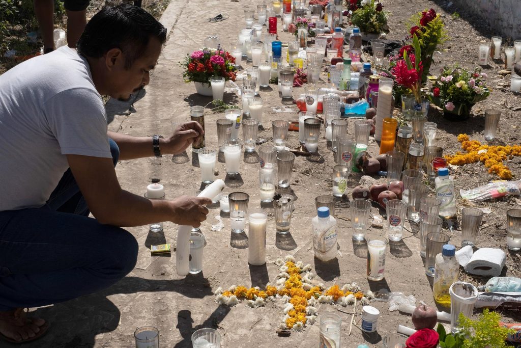 Colocan altar en sitio del accidente donde murieron 56 migrantes en Chiapas - altar-migrantes-chiapas-chiapa-de-corzo-3-1024x683