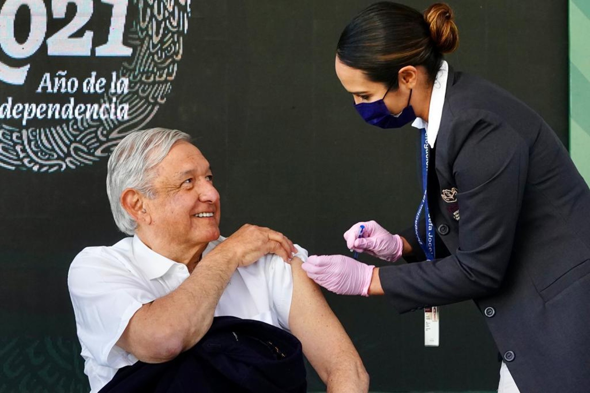 López Obrador recibe refuerzo de la vacuna contra COVID-19