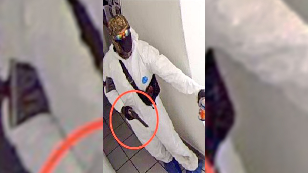 Asaltan banco en Centro Histórico de CDMX; delincuentes usaron trajes para sanitizar Asaltan banco en Centro Histórico de CDMX; delincuentes usaron trajes para sanitizar