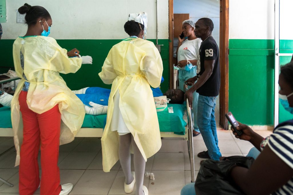 Se eleva a 75 cifra de muertos por explosión de camión cisterna en Haití - atencion-de-heridos-en-haiti-por-explosion-de-camion-cisterna-1024x682