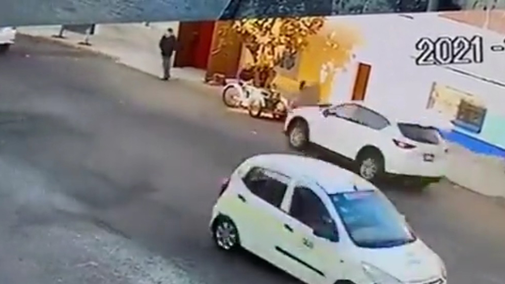 #Video Mujer policía atropella en Neza a tres personas; una murió
