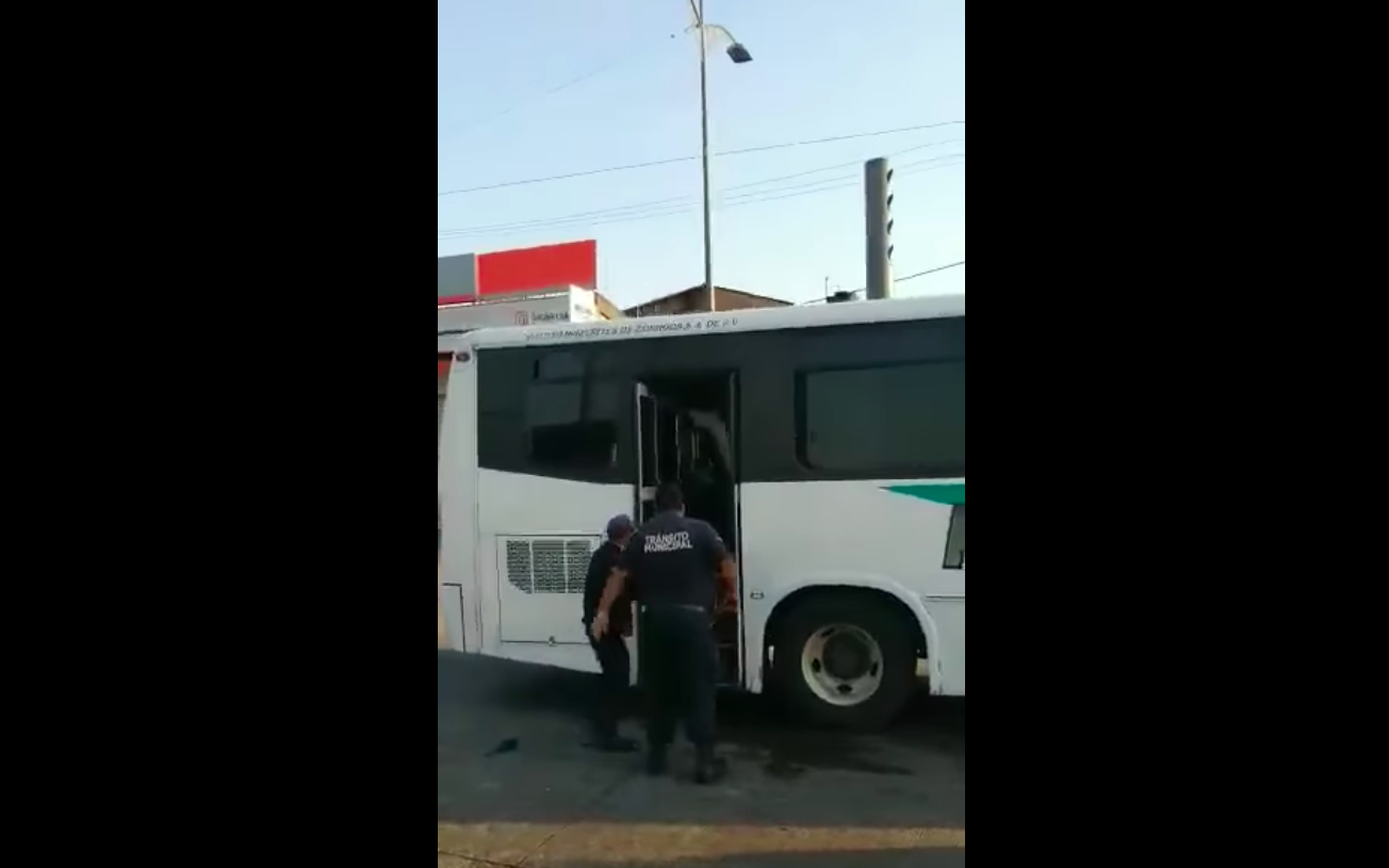 #Video Chofer en Veracruz agrede a policías de tránsito en aparente estado de ebriedad