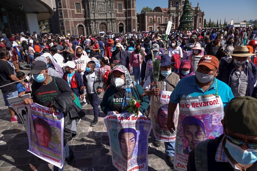 Protestan en Basílica de Guadalupe de México por 87 meses del caso Ayotzinapa - basilica-protesta-ayotzinapa-mexico-2-1024x683