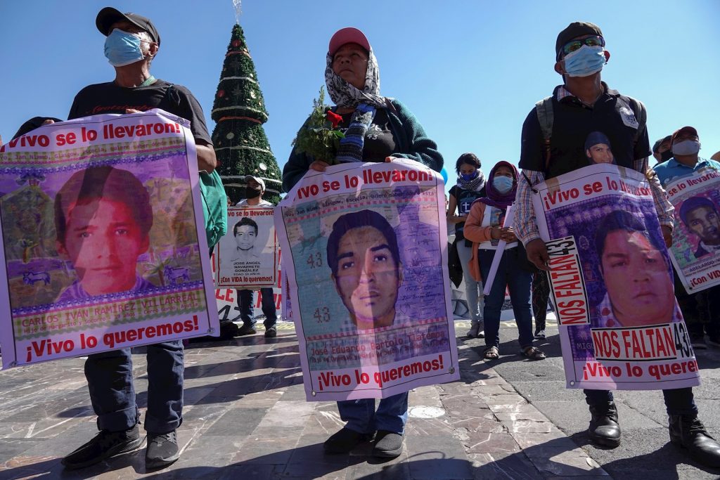 Protestan en Basílica de Guadalupe de México por 87 meses del caso Ayotzinapa - basilica-protesta-ayotzinapa-mexico-3-1024x683