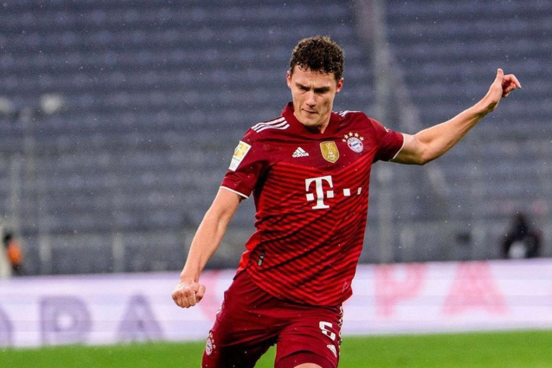 #Video Pavard abandonó el juego entre Bayern Munich y Wolfsburgo por problema estomacal