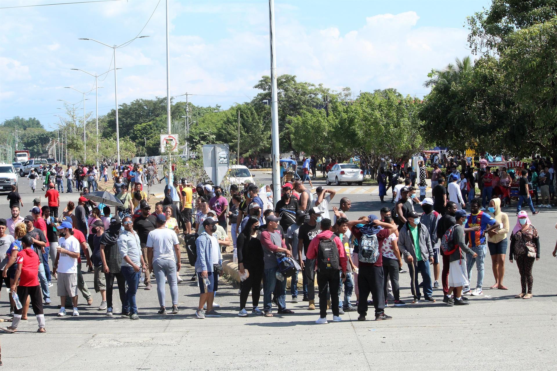 Migrantes bloquean calles en Tapachula para exigir regularización