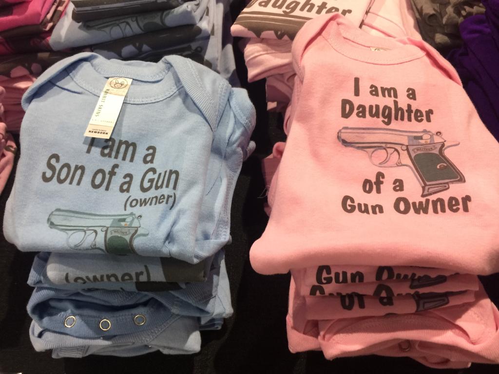 Impactante feria de venta y exposición de armas, una visita inesperada Impactante feria de venta y exposición de armas, una visita inesperada