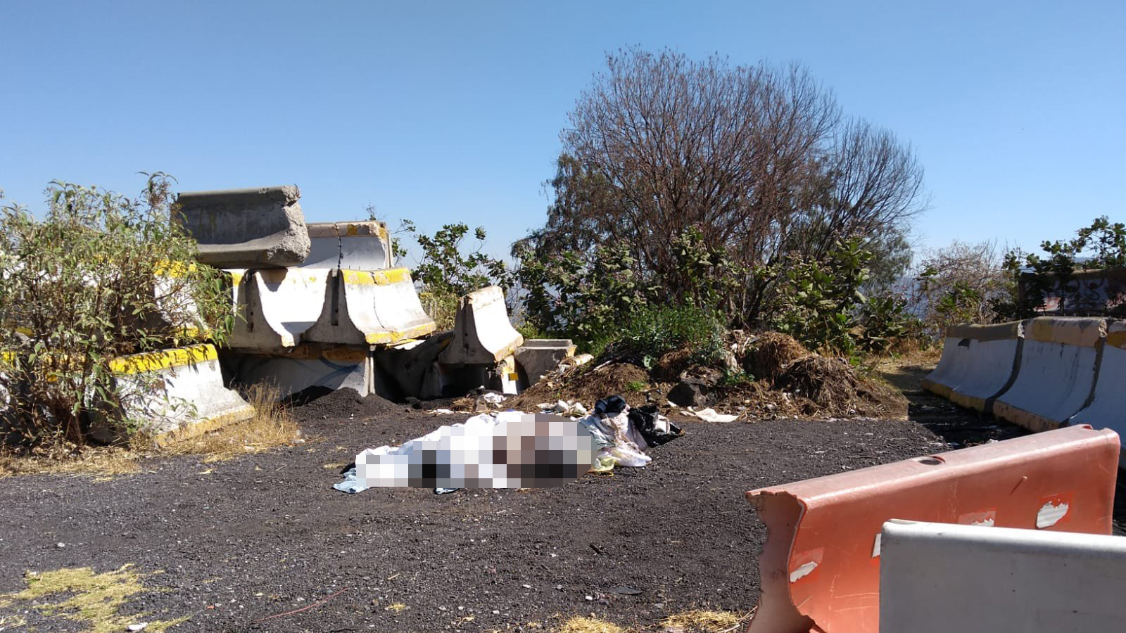 Abandonan cadáver de marino sobre la México-Cuernavaca