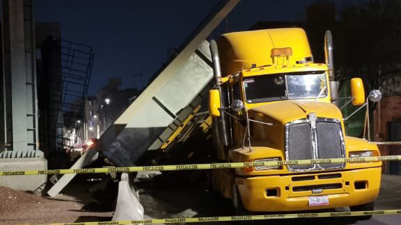 Cierran Calz. Ermita Iztapalapa por caída de trabe desde tráiler