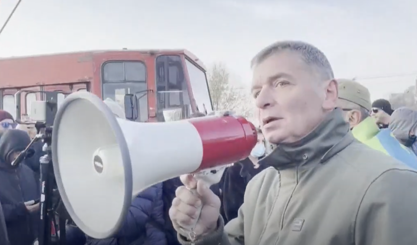 Miles bloquean carreteras en Serbia en protesta contra planes mineros