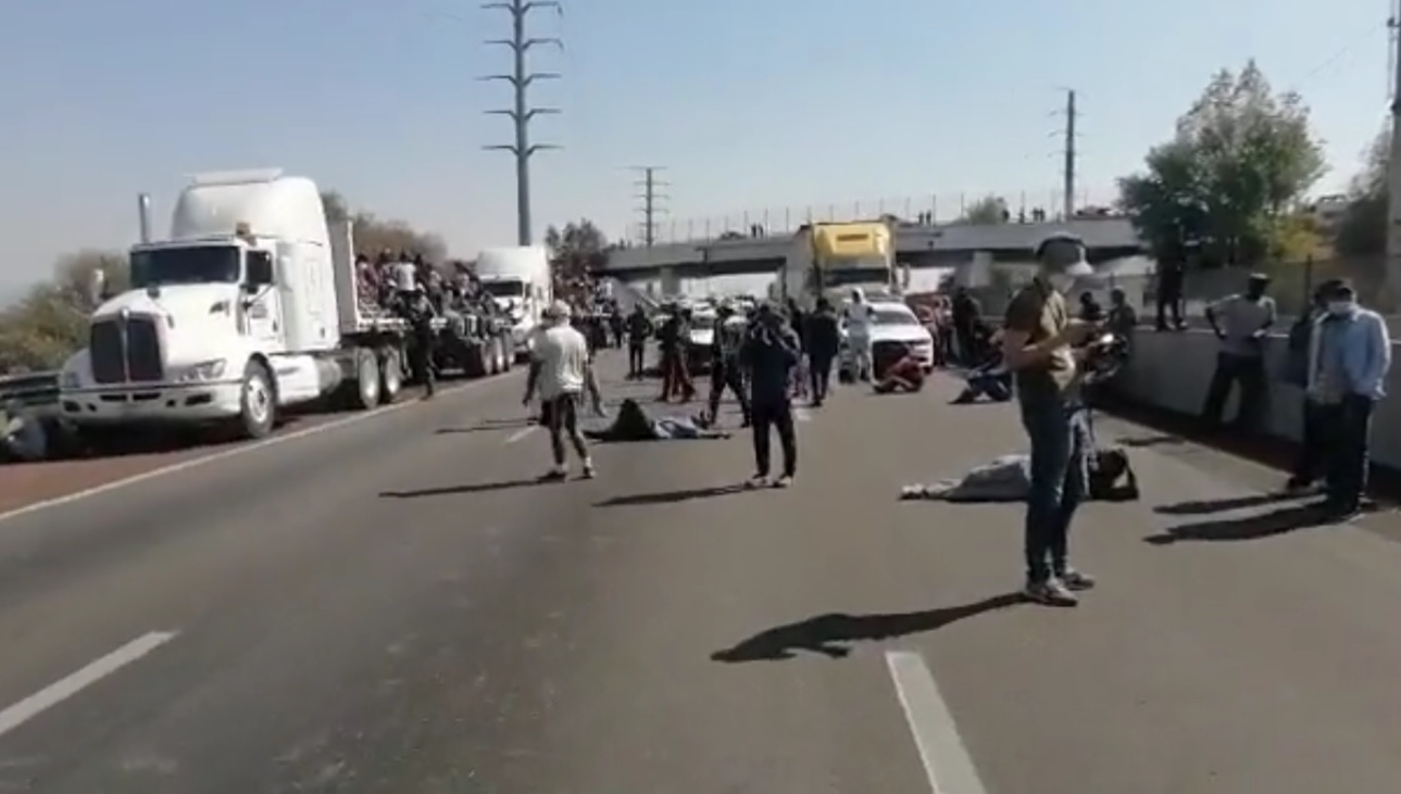 Caravana migrante colapsa la México-Puebla en su avance hacia CDMX