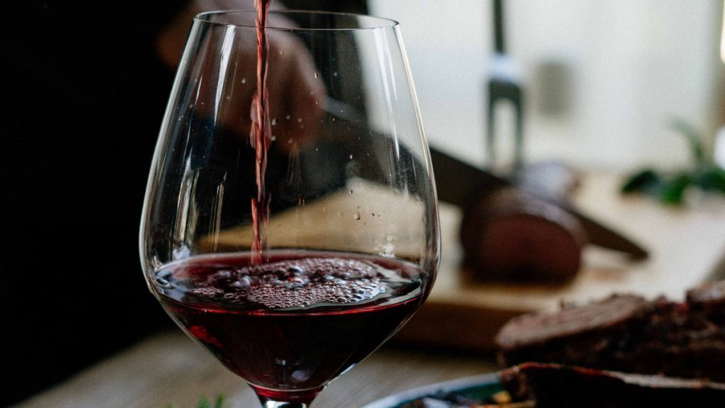 Tomar vino protegería contra COVID-19, apunta estudio - cena-alcohol-vino-navidad-1024x576