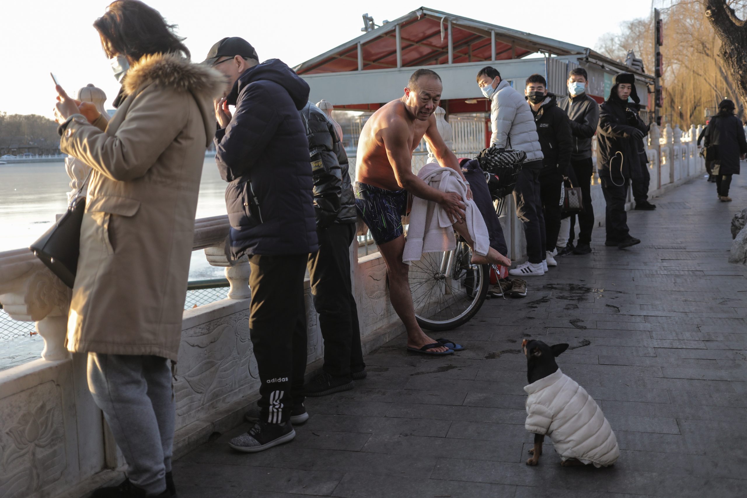 China notifica 207 nuevos casos de COVID-19; 156 por contagio local