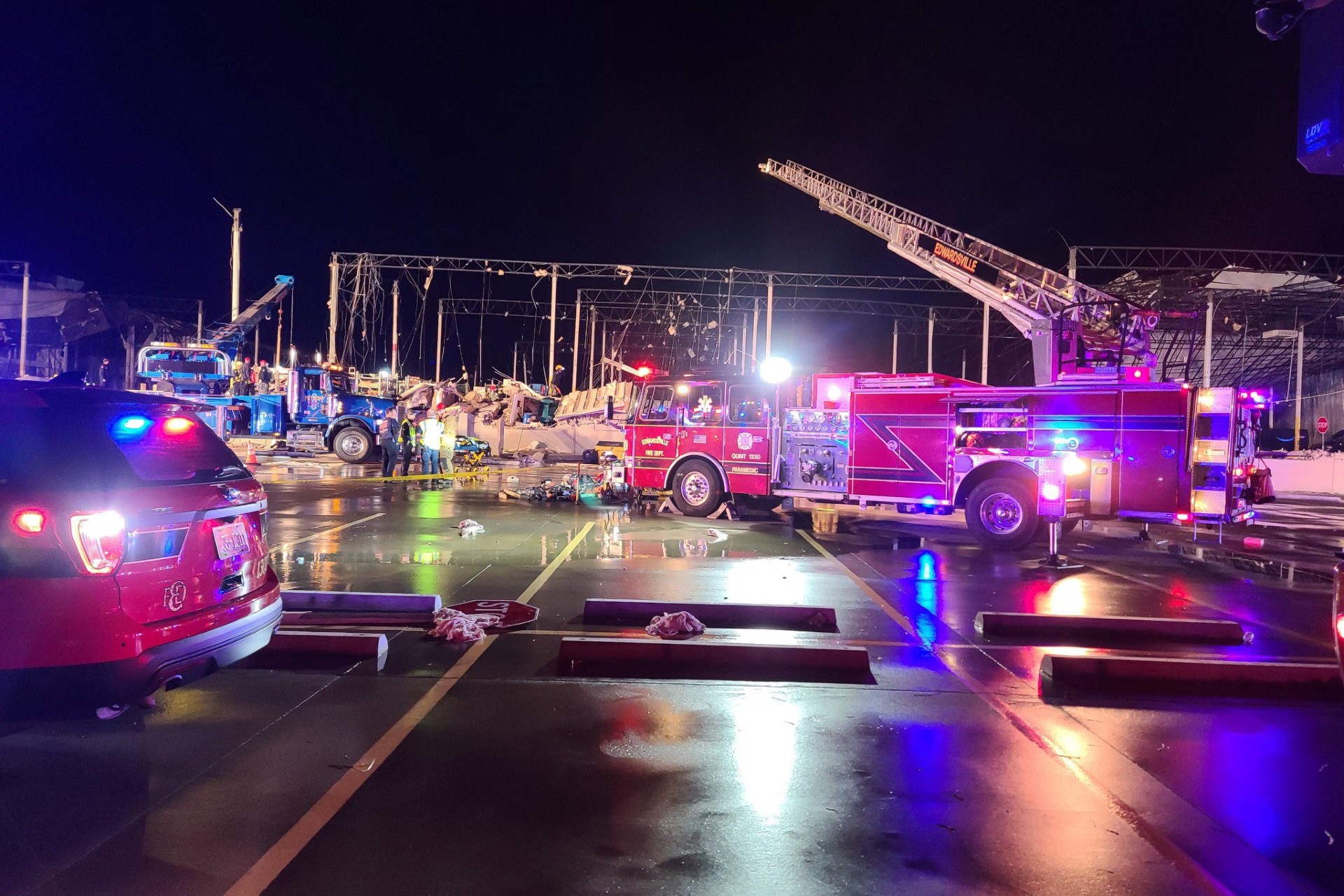 Suben a 6 los muertos en almacén de Amazon afectado por tornados en EE.UU.