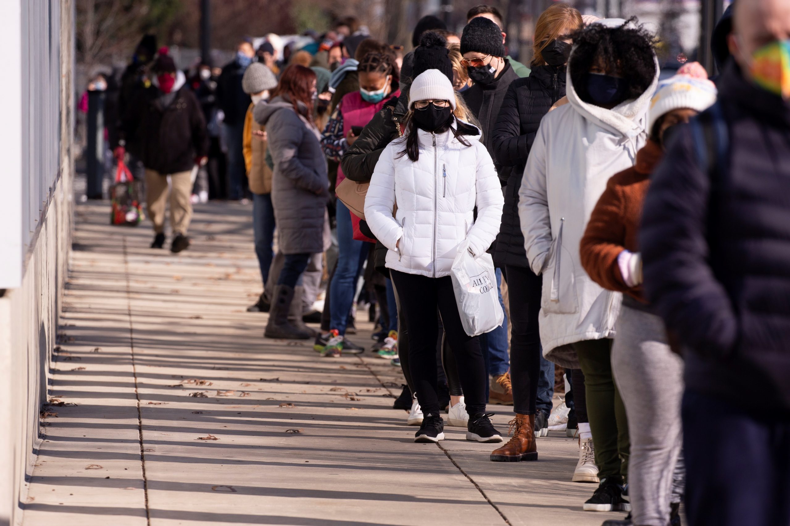 Contagios de COVID-19 alcanzan récord de más de un millón de casos