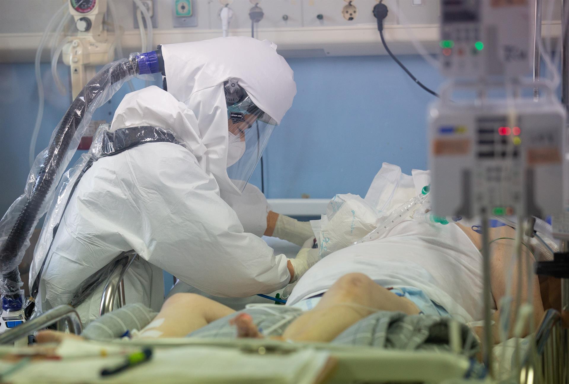 Casos globales semanales de COVID-19 se estabilizan pese a alerta por ómicron Casos globales semanales de COVID-19 se estabilizan pese a alerta por ómicron