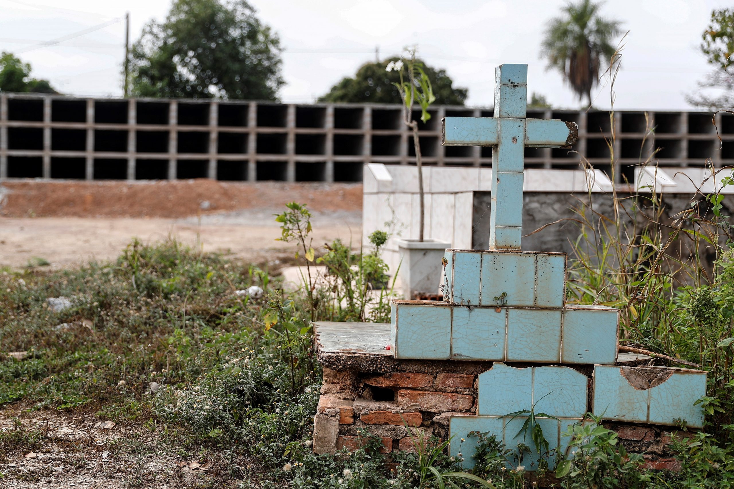Brasil registró en 2021 el doble de muertes y de casos por covid que en 2020