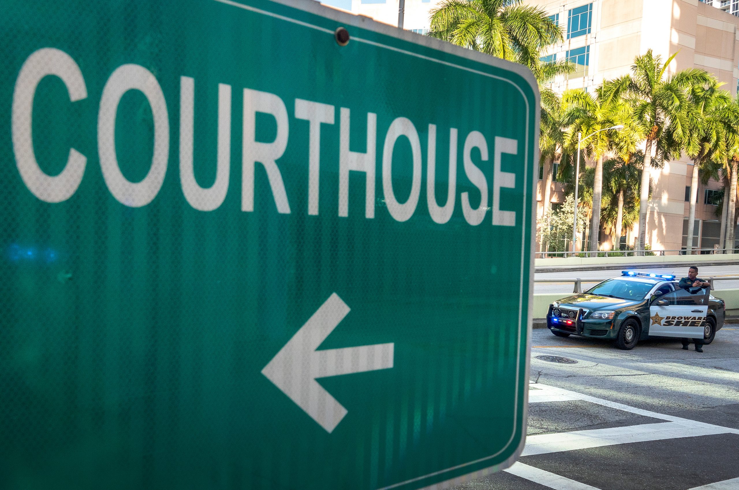 Acusan de abuso sexual a policía que invitó a menor a playa nudista Acusan de abuso sexual a policía que invitó a menor a playa nudista