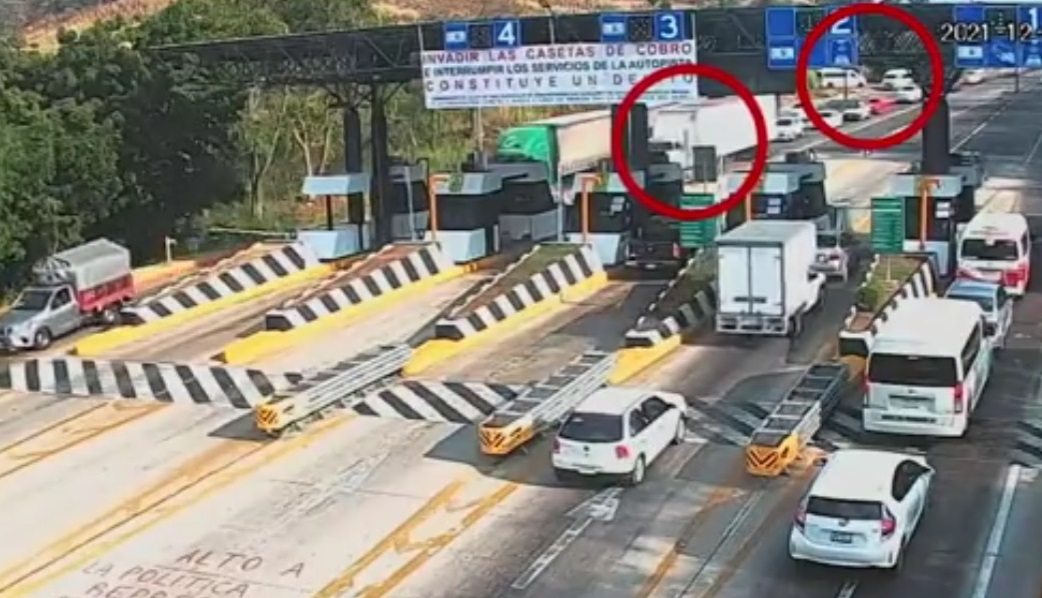 #Video Tráiler con migrantes cruzó caseta en Chiapas frente a personal de Migración