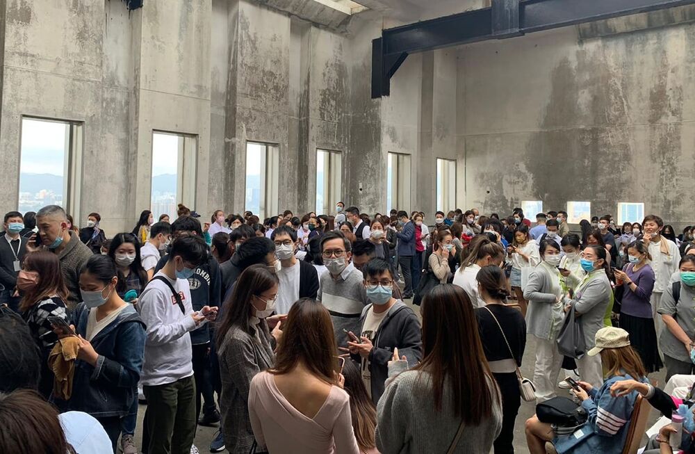 Desalojan a mil 200 personas atrapadas en incendio en World Trade Center de  Hong Kong