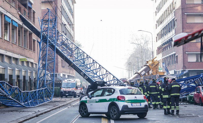 #Video Desplome de grúa deja tres muertos en Italia