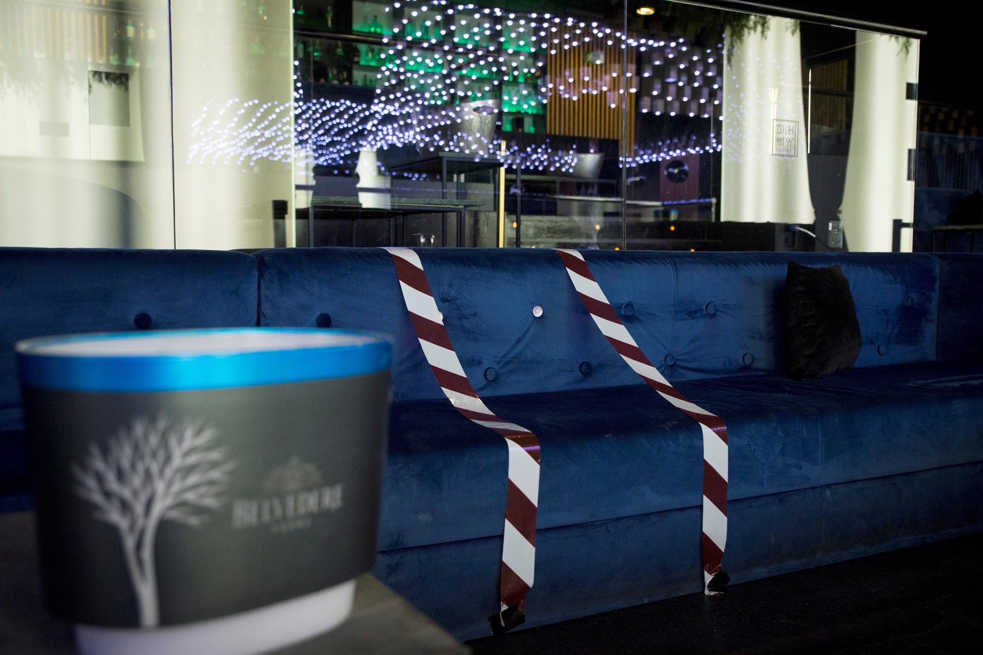 Francia cierra discotecas y limita festejos para salvar fiestas navideñas