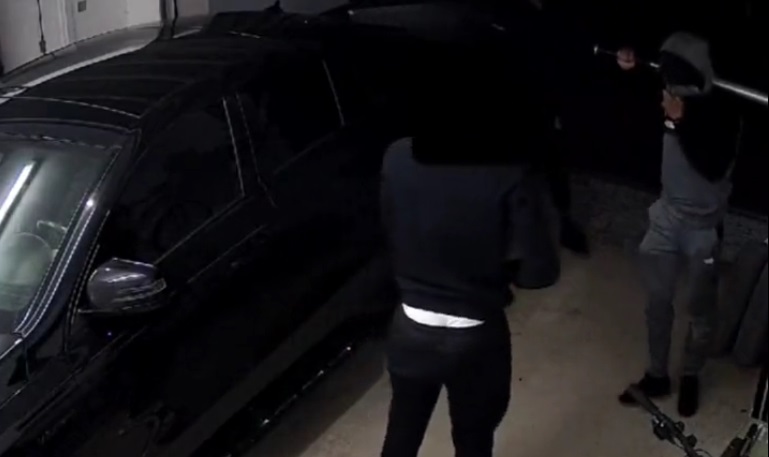 #Video Jugador del Arsenal enfrenta a ladrón armado con bate y evita robo de su auto