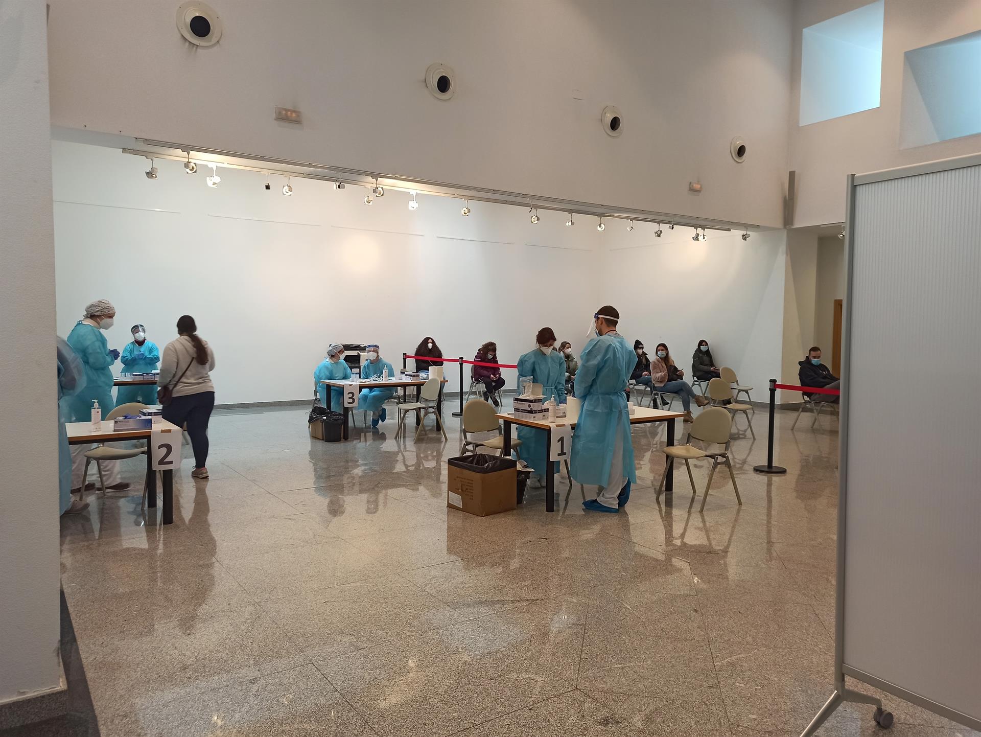 España supera la barrera de los 100 mil contagios por COVID-19 en un día