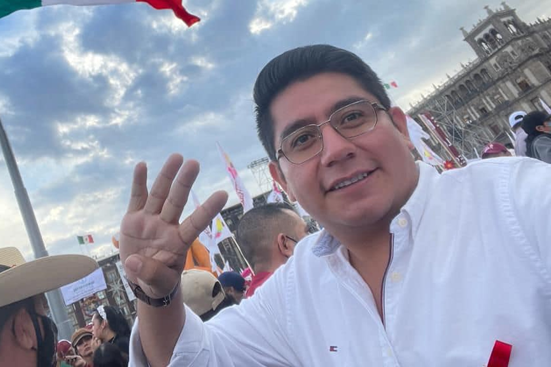 Delegado de Morena en Veracruz pide a alcaldes que “agarren dinero de ahorros” para llevar gente al Zócalo