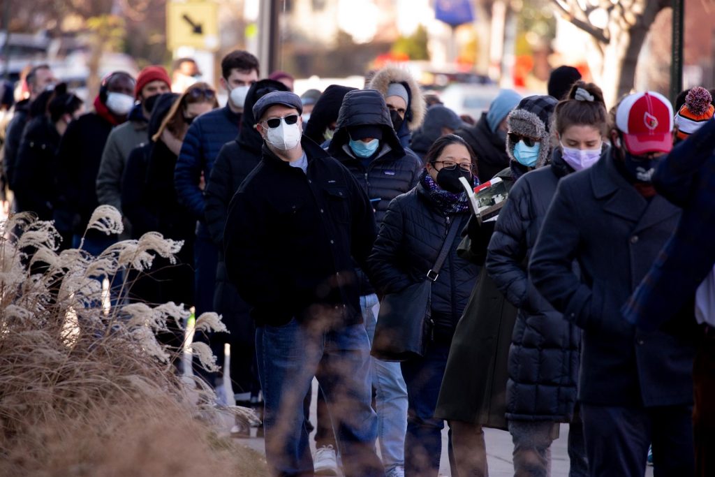 COVID-19, el protagonista en esta Nochebuena - fila-para-aplicacion-de-prueba-covid-19-en-estados-unidos-1024x683
