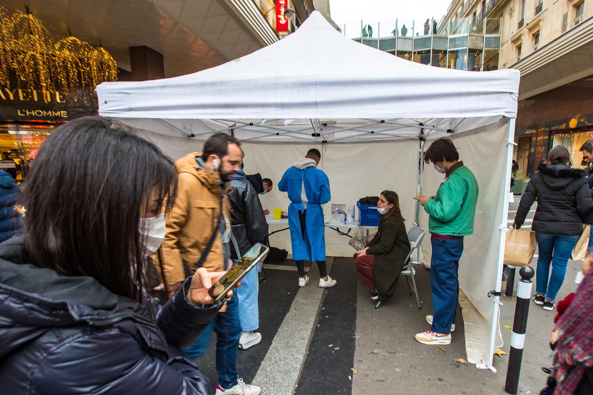 Francia volverá obligatoria la vacunación ante expansión de ómicron