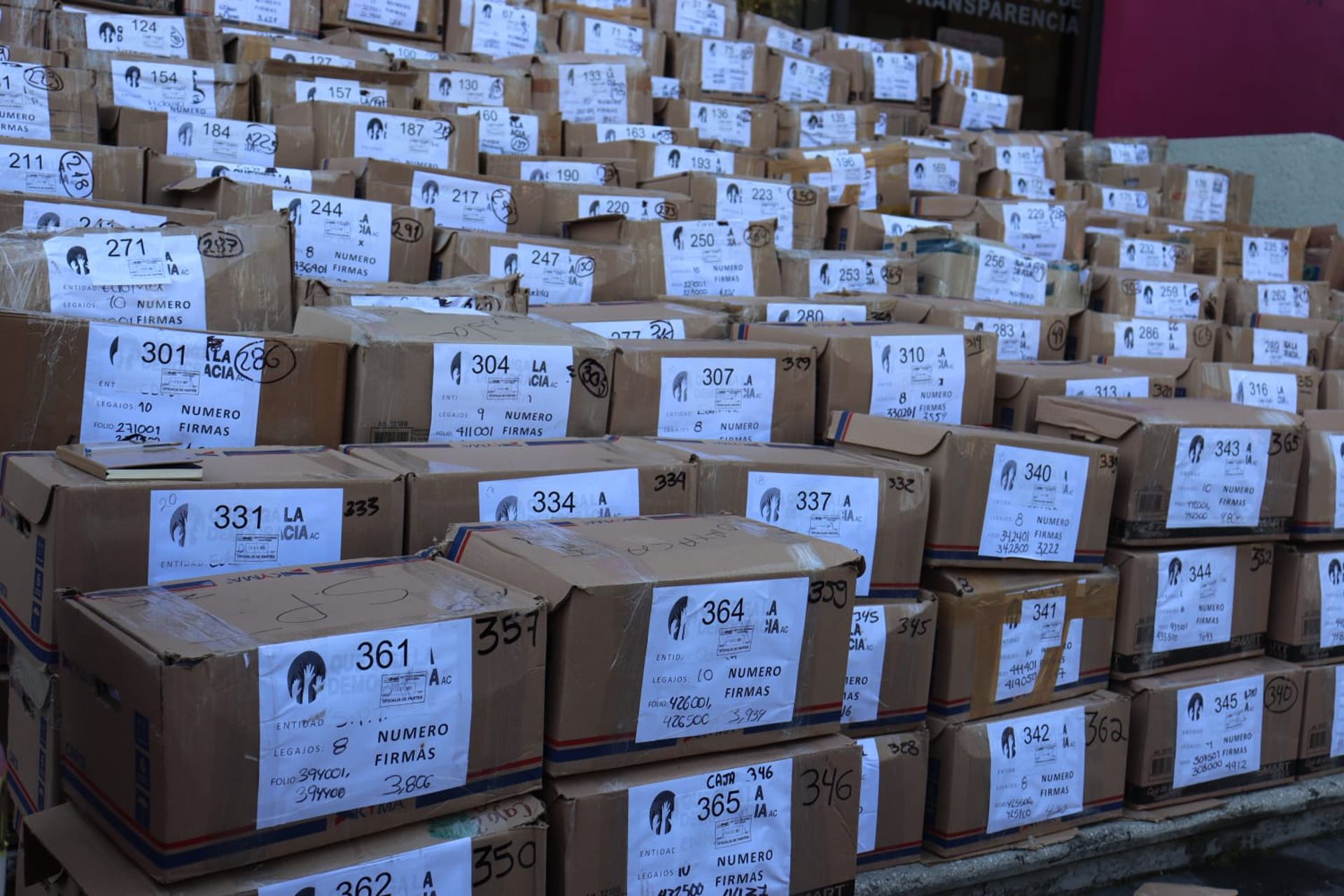 Seguidores de AMLO entregan más firmas para Revocación de Mandato Seguidores de AMLO entregan más firmas para Revocación de Mandato