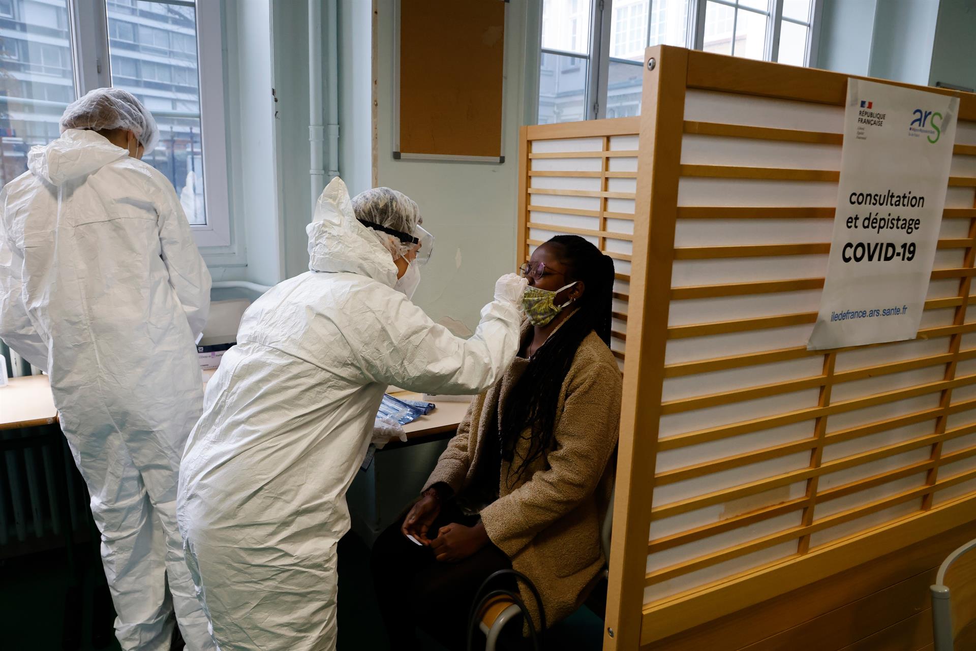 Quinta ola acelera en Francia con casi 60 mil nuevos casos