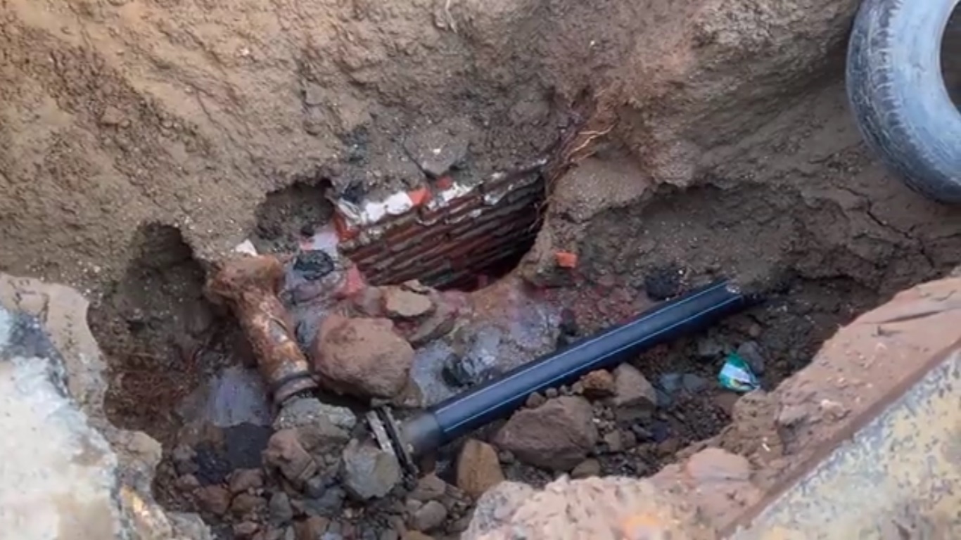 #Video Fuga de agua potable abre socavón en Iztapalapa