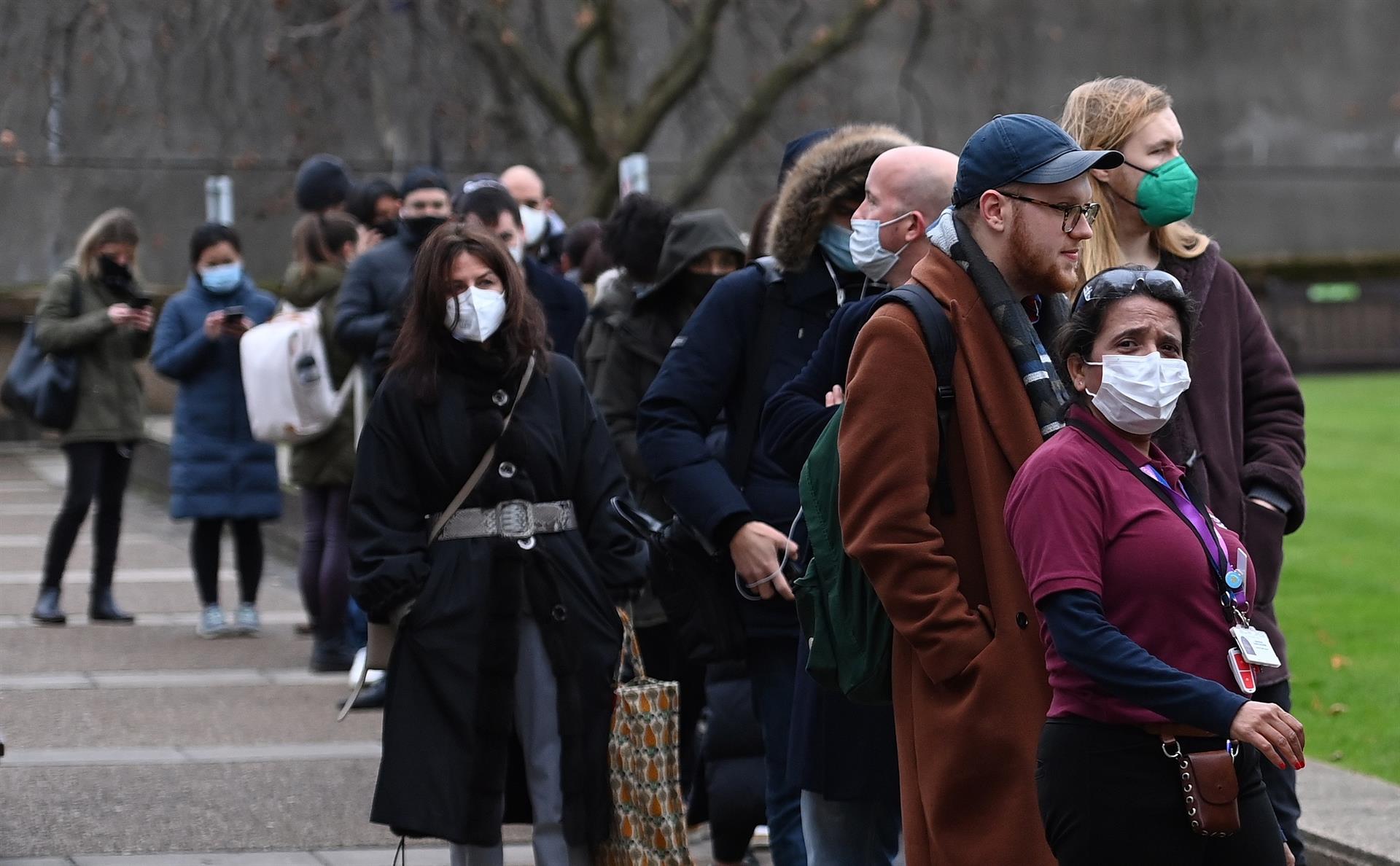 Reino Unido ve indicios de que la variante ómicron es “más transmisible”