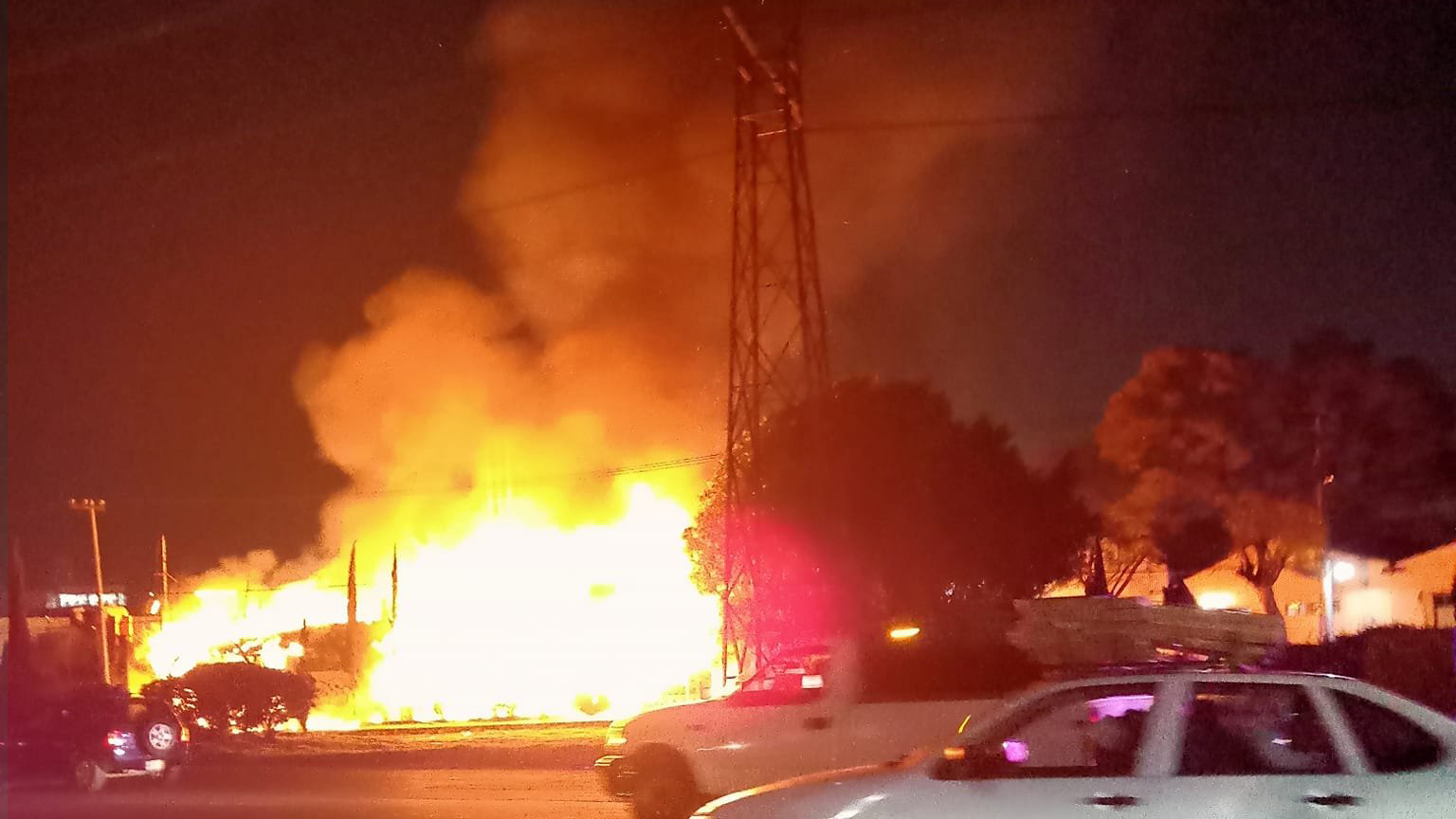 #Video Incendio consume inmueble sobre la México-Pachuca