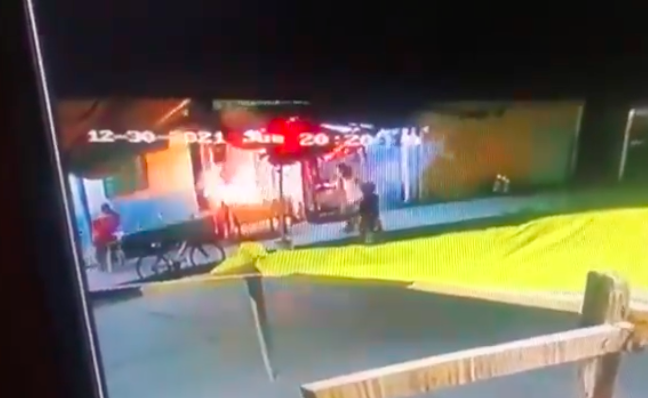 #Video Menores provocan incendio en puesto de pirotecnia en Tabasco #Video Menores provocan incendio en puesto de pirotecnia en Tabasco
